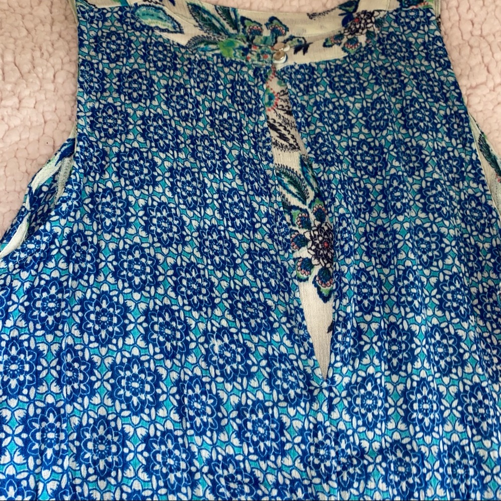 Button Back Floral Tank Top - Picture 2 of 5